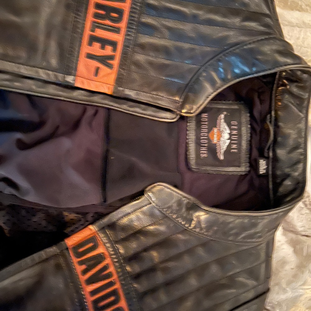 I’m selling Harley jacket never worn to small
